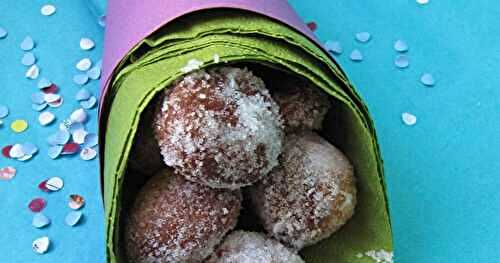 Beignets de carnaval comme des confettis pour le Mardi-Gras