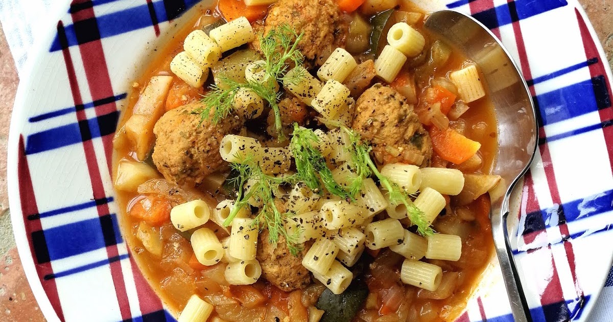 Bouillon de légumes, boulettes de poulet et pâtes