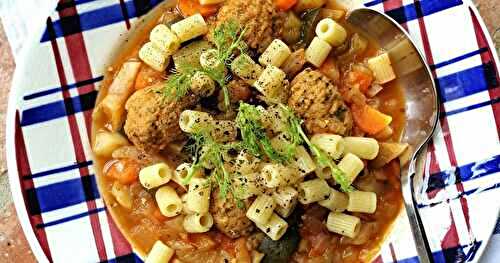 Bouillon de légumes, boulettes de poulet et pâtes