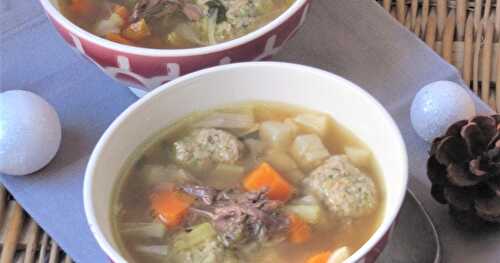 Bouillon de pot-au-feu aux boulettes de porc