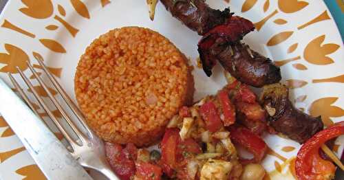 Brochettes de merguez, boulgour & salade de tomates aux pois chiches