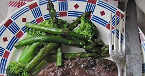 Côtes de porc au vin rouge,  poêlée de brocolis & asperges vertes