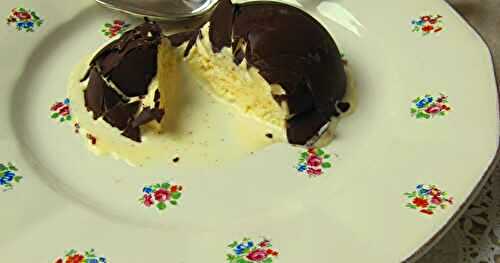 Dôme au chocolat craquant & glace à la vanille