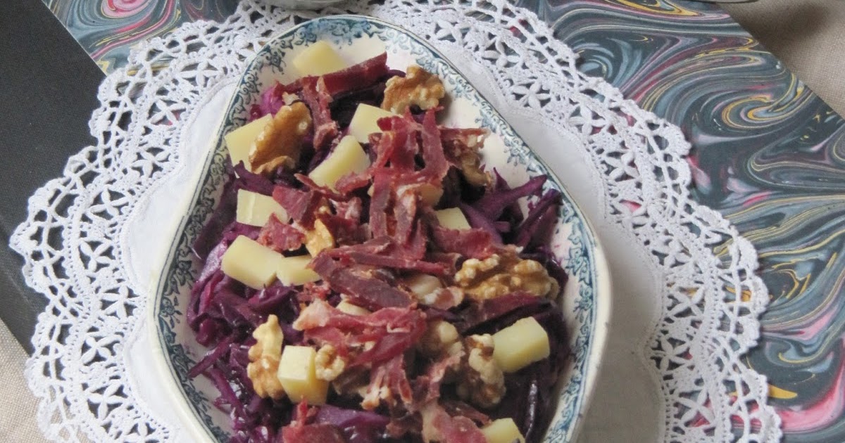 Salade de chou rouge au comté, aux noix & aux lardons