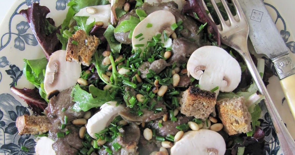 Salade de gésiers aux pignons, champignons & petits croûtons