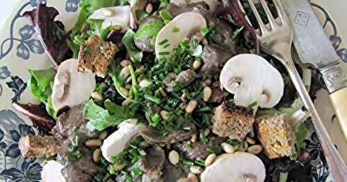 Salade de gésiers aux pignons, champignons & petits croûtons