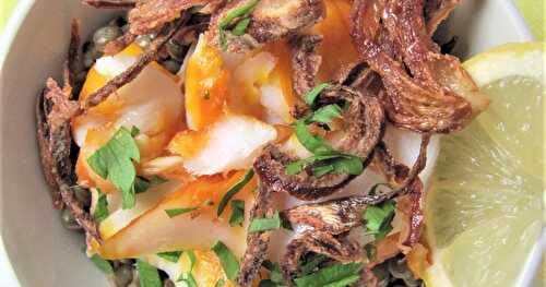 Salade de lentilles au haddock & oignon croustillant