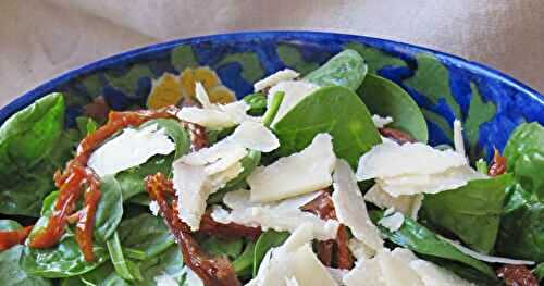 Salade de pousses d'épinards aux tomates confites