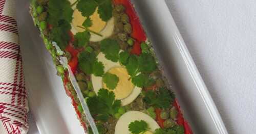 Terrine de thon, oeufs durs & petits légumes en gelée
