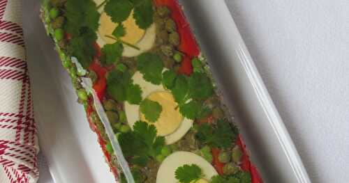 Terrine de thon, oeufs durs & petits légumes en gelée