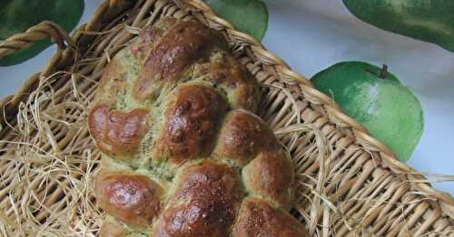 Tresse de Pâques et sélection de plats salés pour le repas pascal