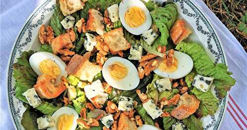 Salade verte au roquefort, noix, croûtons