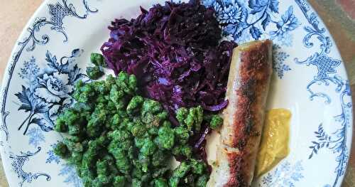 Saucisses confites,  spätzle aux épinards et chou rouge cuit