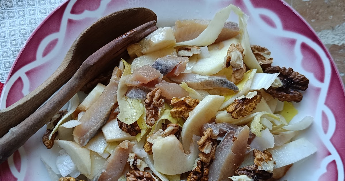 Salade d'endive, hareng, pomme et noix 