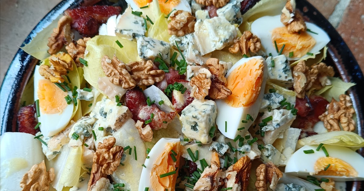Salade d'endives aux œufs, Bleu, lardons & noix