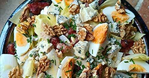 Salade d'endives aux œufs, Bleu, lardons & noix