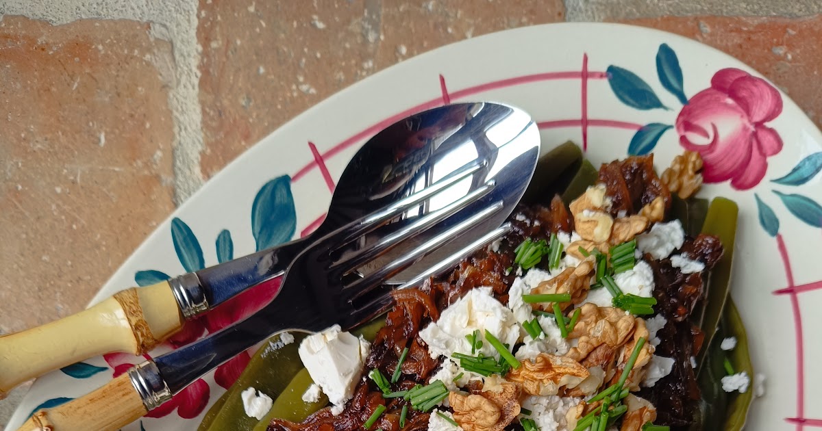 Salade de haricots plats, feta, oignons caramélisés et noix
