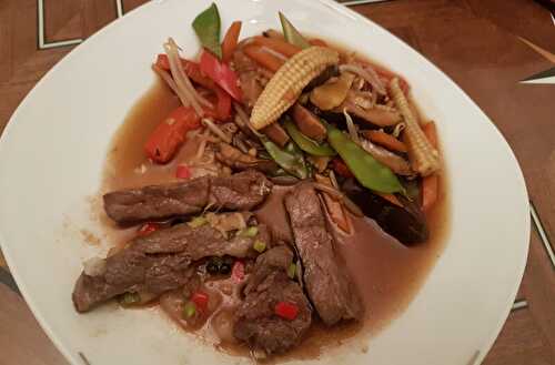 Boeuf sauté à l'ail et au poivre, chop-suey de légumes