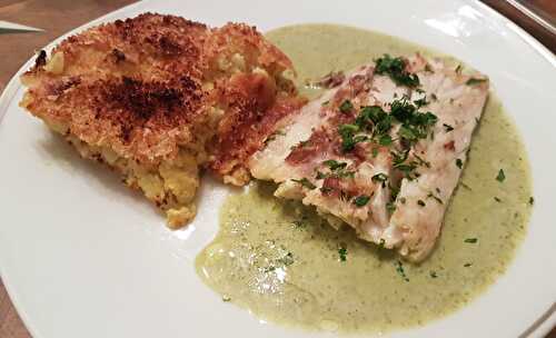 Filet de bar cuit à basse température, sauce à l'oseille, gratin à la milanaise de chou-fleur