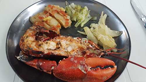 Homard grillé, beurre aigredoux à l'estragon et fenouil en texture