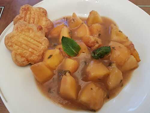 Nage de pêches à la menthe, galettes bretonnes