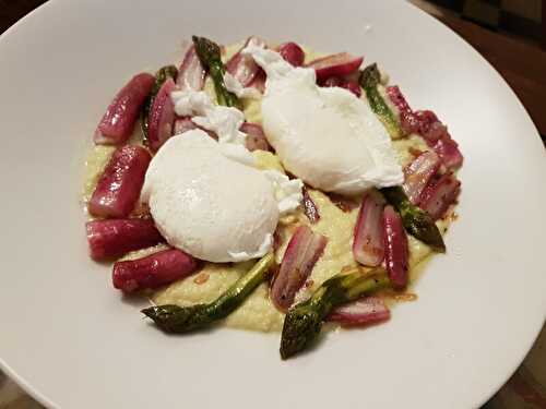 Oeufs pochés, crème et pointes d'asperges vertes, radis rôtis