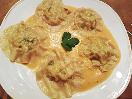 Raviole de Saint-Jacques, sauce corail au gingembre et à la citronnelle.