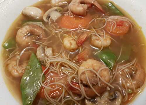 Soupe asiatique de crevettes parfumées au saté et vermicelles de riz