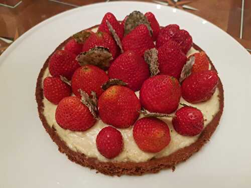 Tarte aux fraises et à la menthe, sablé breton et feuilles de menthe givrées