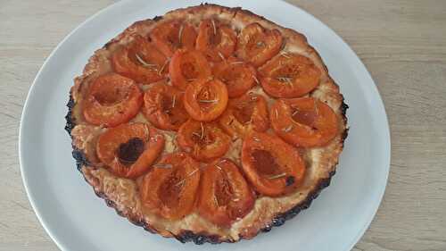 Tarte "express" aux abricots, parfumée au romarin