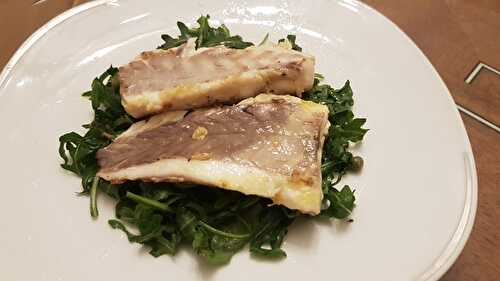 Filet de bar, roquette ciselée à l'anchois