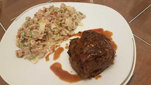 Pavés de boeuf rôtis au laurier, oignon blanc, poireau et crozets