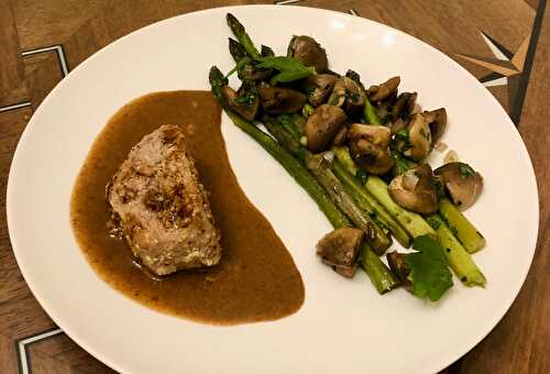 Grenadins de veau, jus réduit aux fruits secs, poêlée d'asperges et de champignons