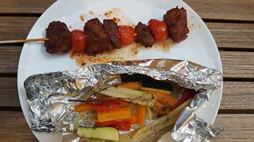 Brochette de boeuf au saté, papillotte de légumes au barbecue