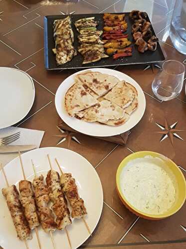 Souvlaki au poulet, légumes grillés, tzatziki et pita
