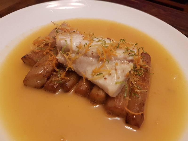 Poisson à la vapeur, salsifis et sauce aux agrumes