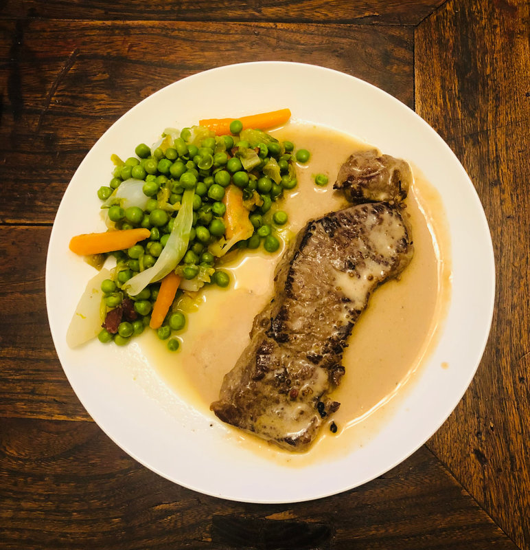 Faux-filet sauce Madère, petits pois à la paysanne