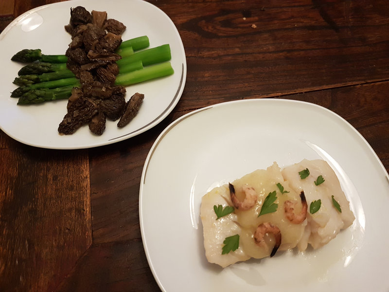 Lieu jaune poché, gel de citron, asperges vertes et morilles, crevettes grises