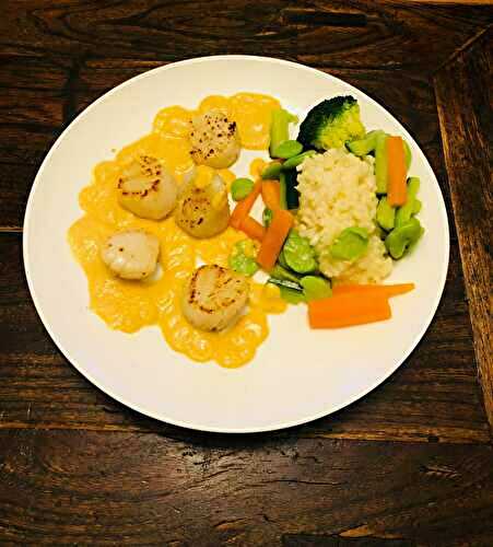 Noix de saint-jacques, fumet de corail à la cardamome, risotto de légumes