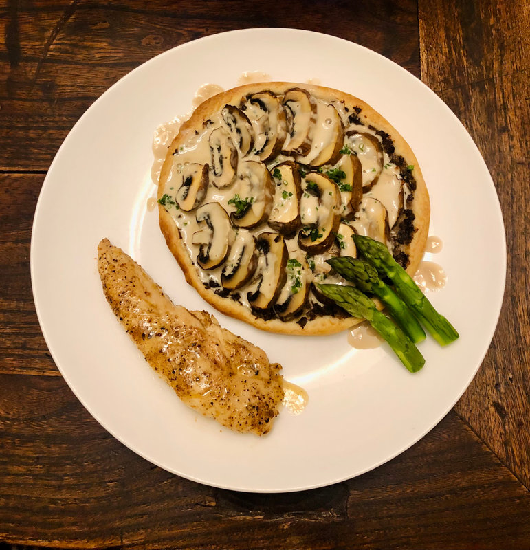 Tarte feuilletée aux champignons et asperges, aiguillettes de volaille aux épices