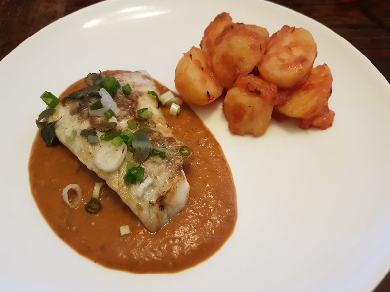 Filet de bar, curry au tamarin, pommes de terre aux graines de fenouil