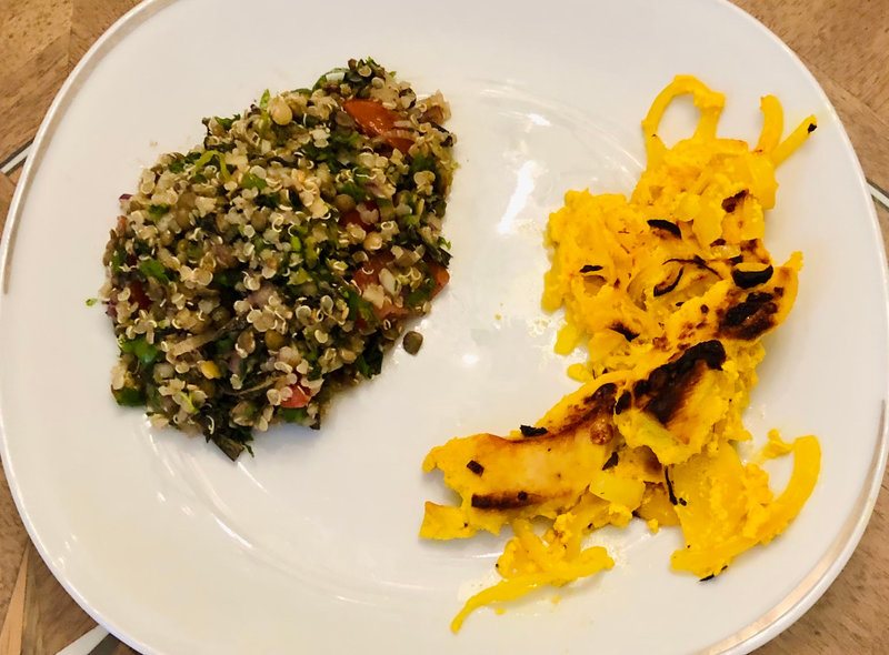 Poulet Joojeh-kabab au safran et au citron, salade de lentilles et quinoa