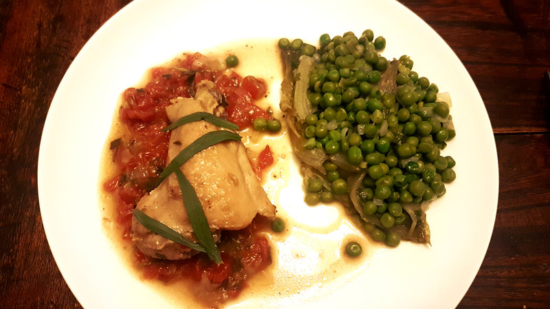 Poulet sauté à l'estragon et à la tomate, petits pois à la nantaise