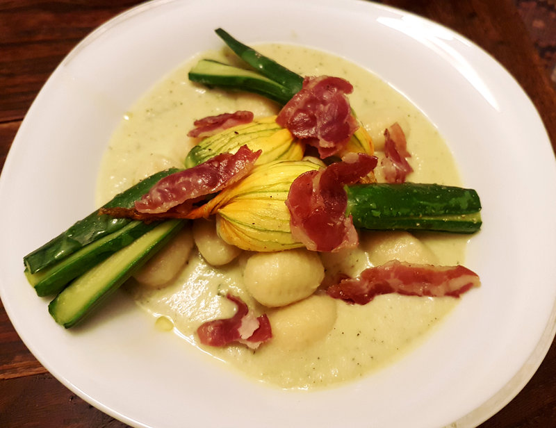 Gnocchi, crème de courgettes et basilic, fleurs de courgette farcies et pancetta