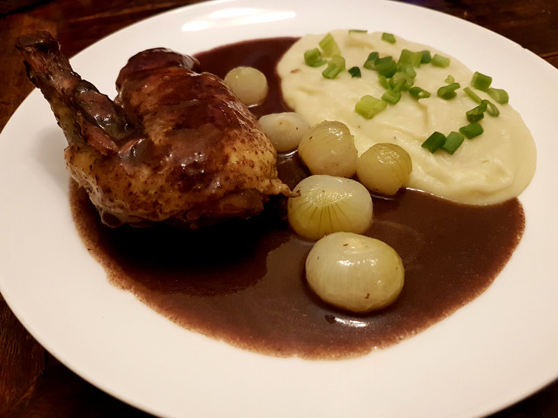 Pintade au vin de Bordeaux et au lard, purée de topinambours et oignons nouveaux