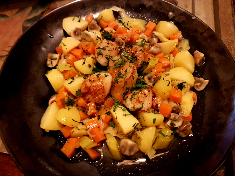 Poêlée de Saint-Jacques en nage de petits légumes