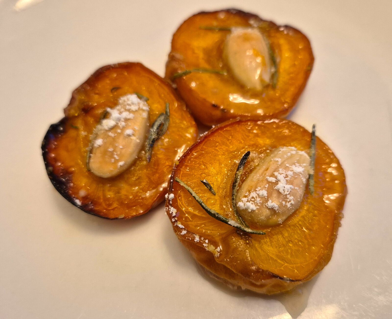 Abricots rôtis au romarin