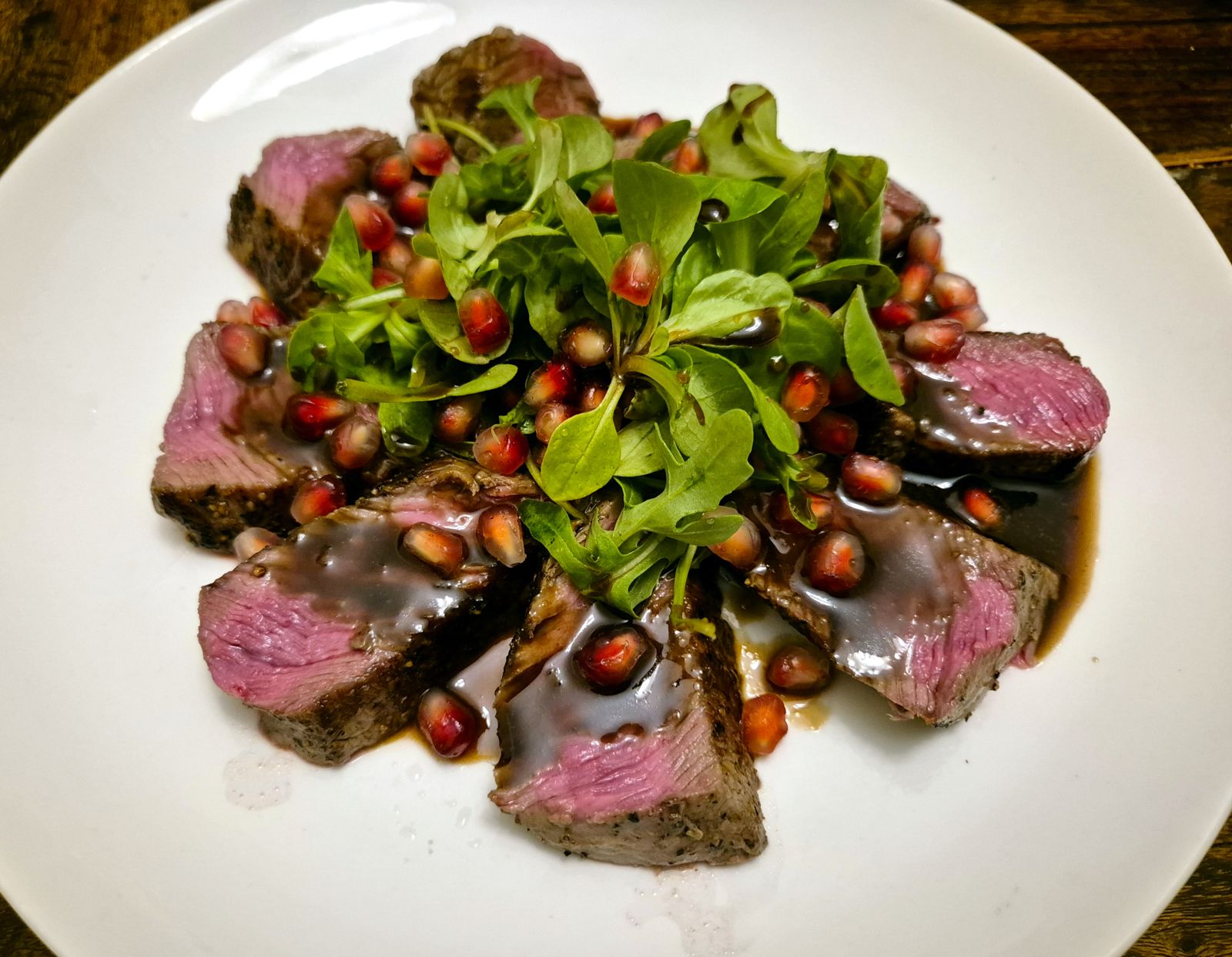 Boeuf grillé, sauce à la grenade et au balsamique