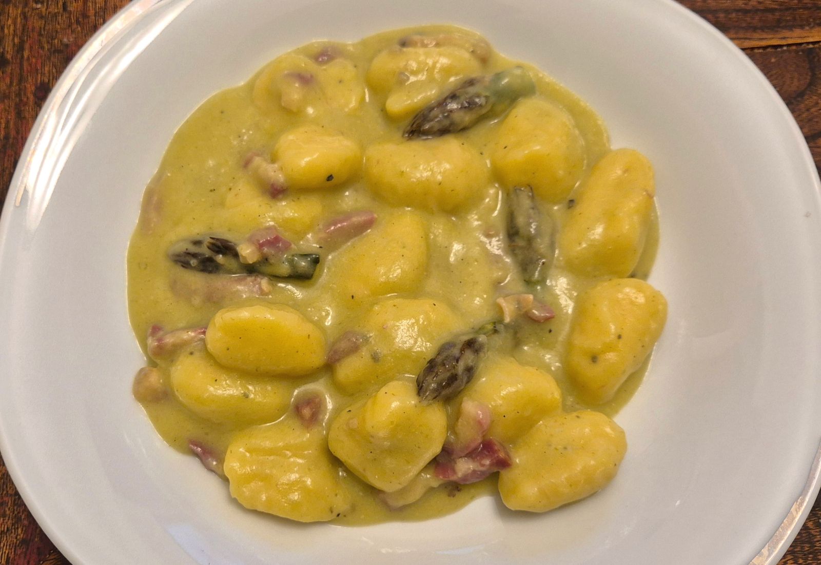 Gnocchi à la crème d'asperges et pancetta