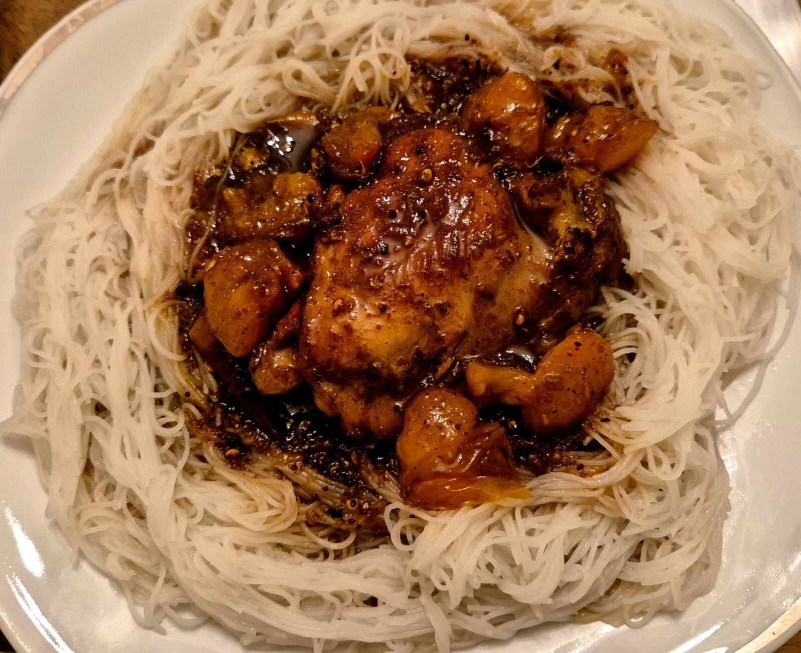 Poulet aux épices et aux prunes